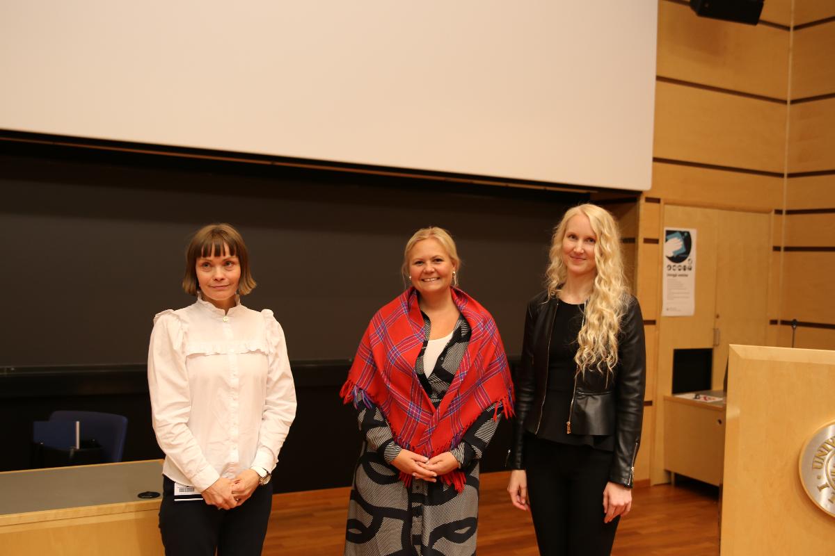 Fra høyre, Lena Schøning, professor Ingvild Jakobsen og Linda Finska.