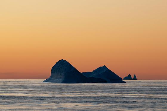 Svalbard isfjell i solnedgang