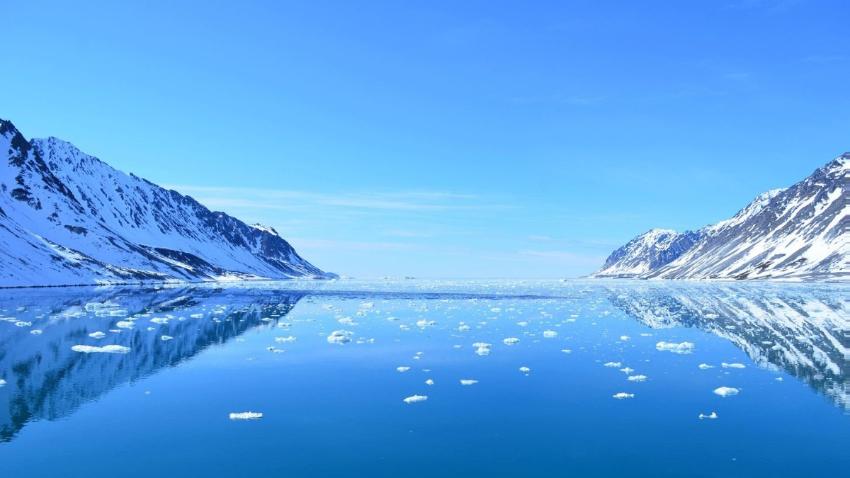 Bilde av fjell og hav på Svalbard. 
