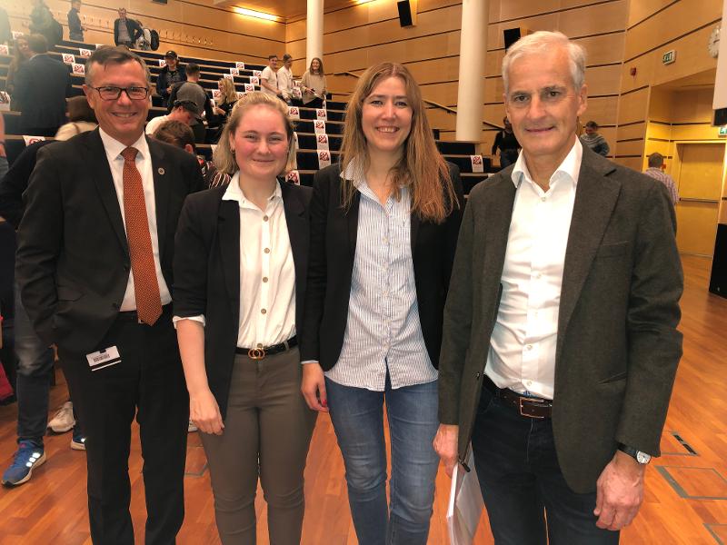 Rektor Dag Rune Olsen (t.v.) sammen med masterstudent Runa Sulen Hovland, førsteamanuensis Berit Kristoffersen og Jonas Gahr Støre. 