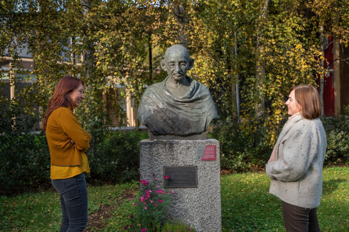 Prorektor Camilla Brekke og Senterleder ved Fredssenteret Marcela Douglas, ved statuen av Gandhi.