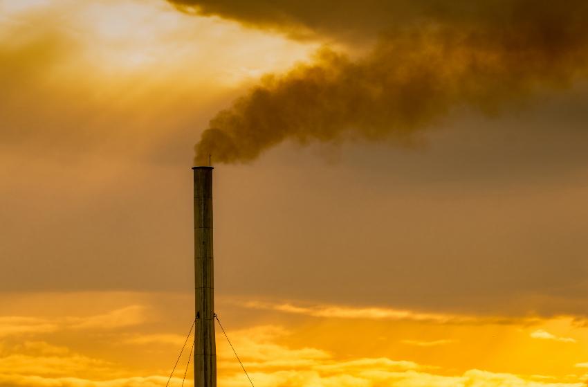 Fabrikkpiper som slipper ut røyk og forurenser atmosfæren