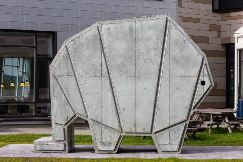 betongskulpturen "hōtel" utenfor teorifløya på campus
