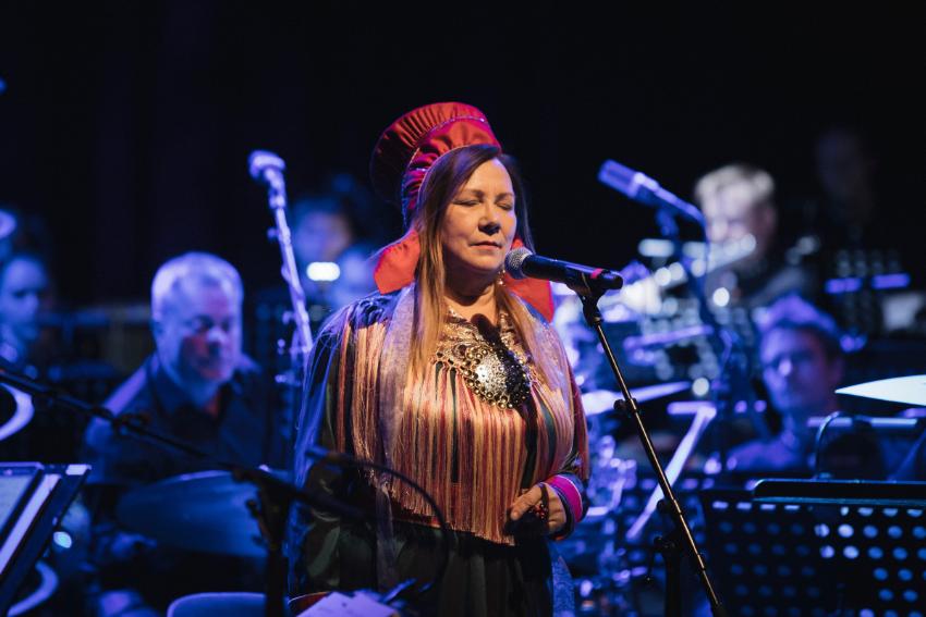 Mari Boine i kofte p&aring; konsertscene