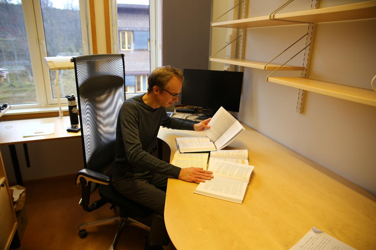 Sondre Torp Helmersen later som om han leser 6 forskjellige bøker på en gang. 