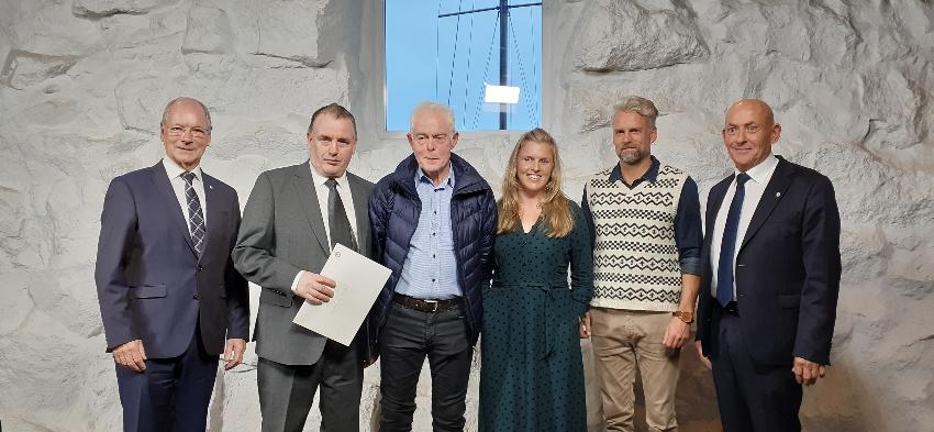 Flere personer samlet under prisutdeling 