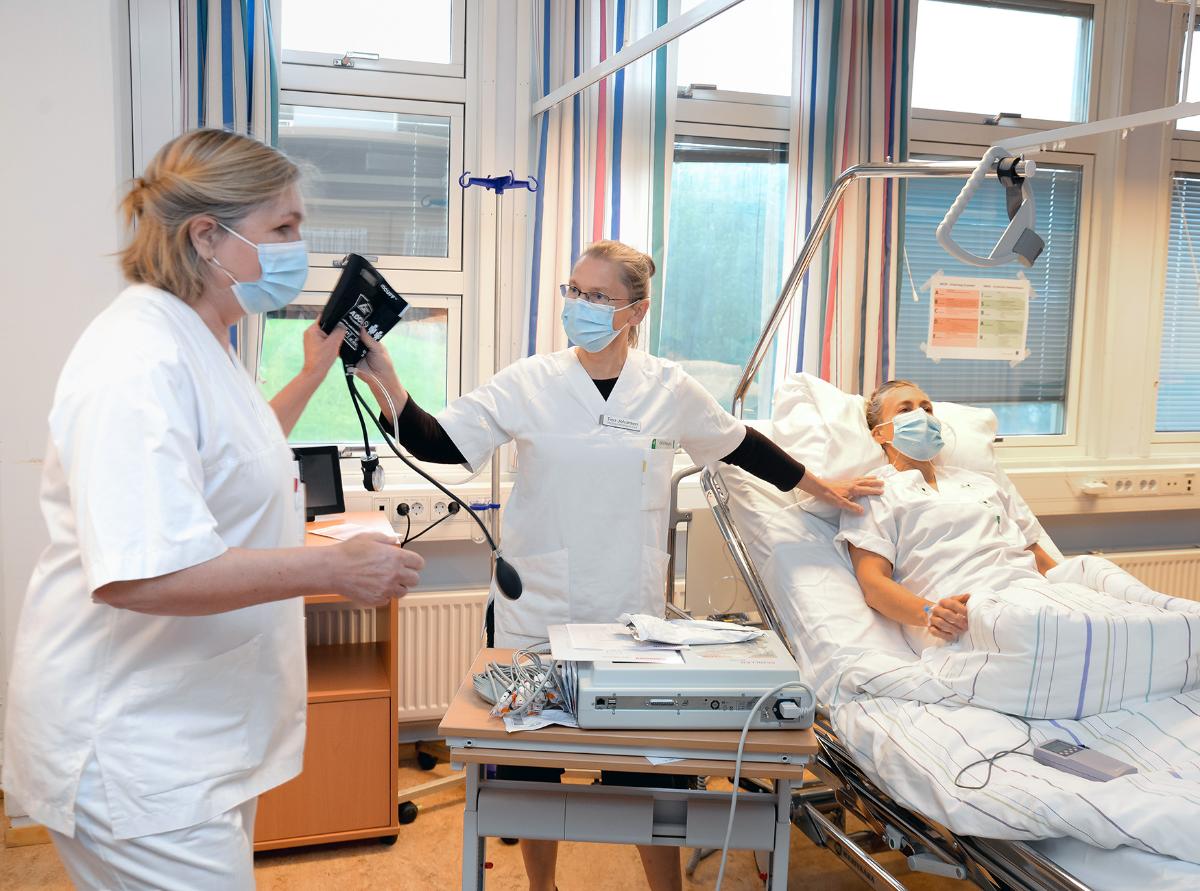 Operasjonssykepleier Tina Johansen ved UNN Narvik (i midten) i aksjon under en simuleringsøvelse som ble holdt i forbindelse med fasilitatorkurset ved UiT i Narvik forrige måned. Til venstre er Charlotte Fronth Nyhus (UiT), mens intensivsykepleier Vibeke Aasberg er pasient for anledningen.