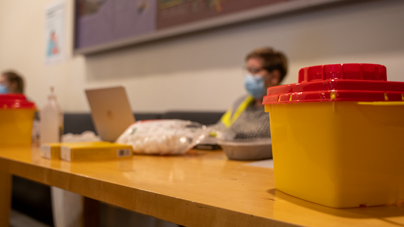 Ein tilsett ventar p&aring; &aring; vaksinera.