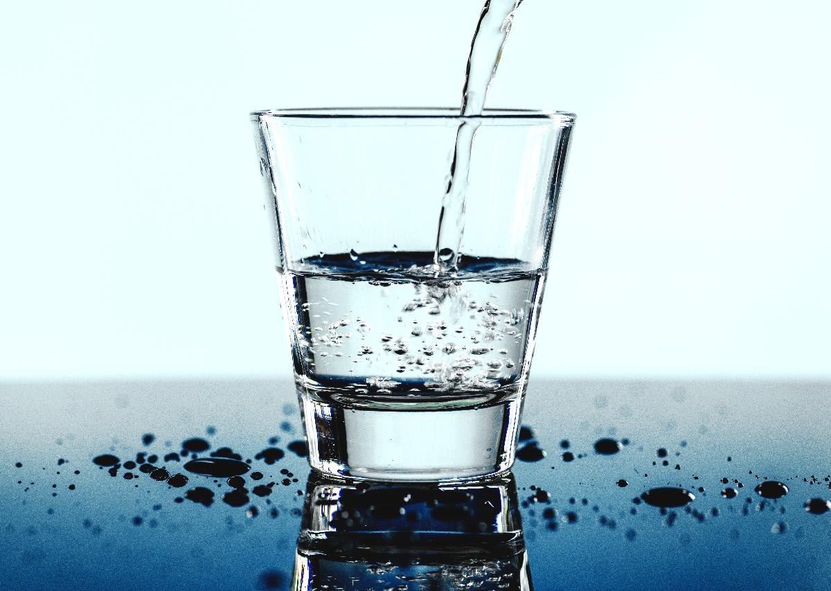 Drikkevann renner ned i et glass