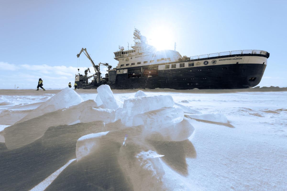 Forskningsskip ligger i isen. Forskere går på isen.