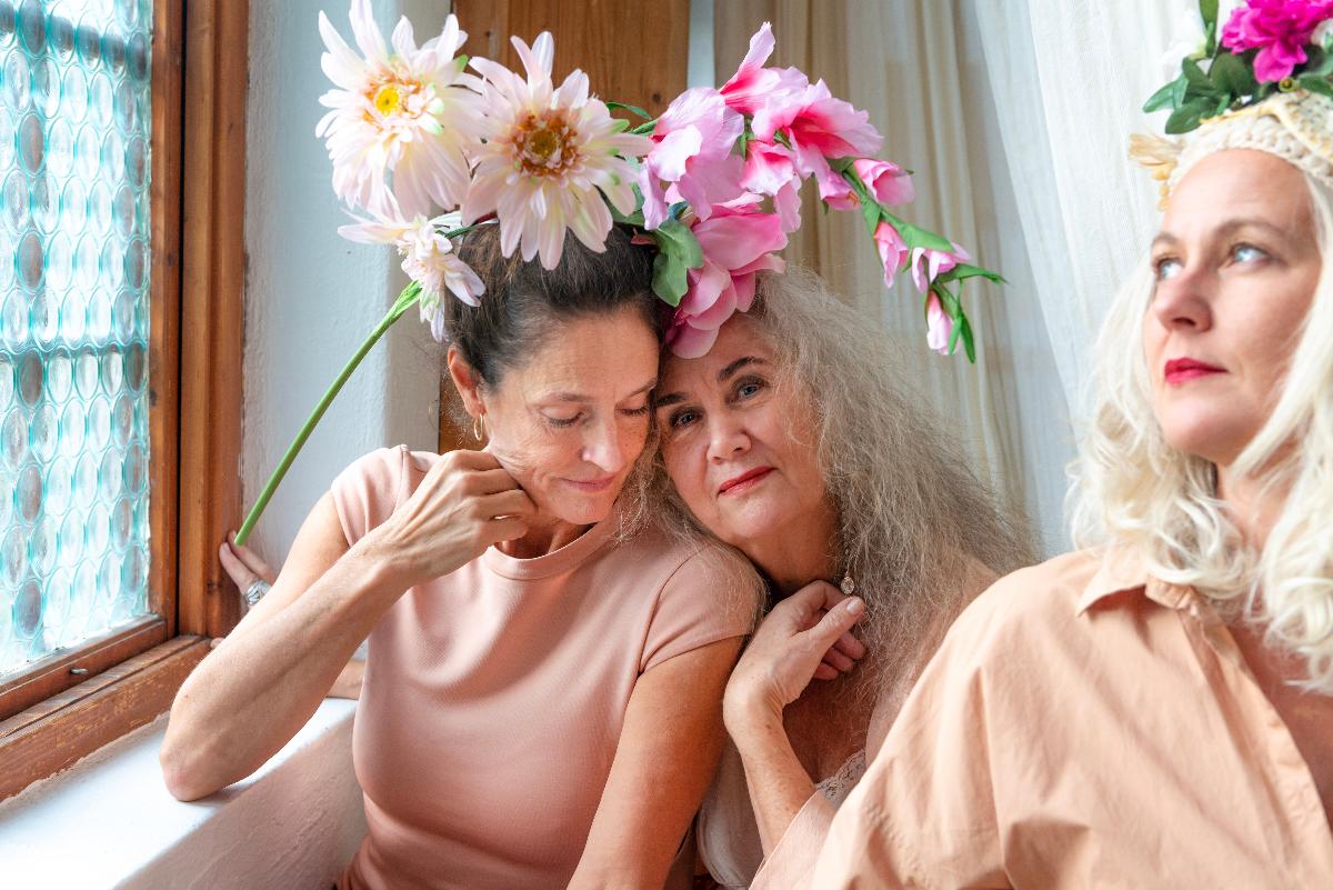 Tre damer med blomster i håret