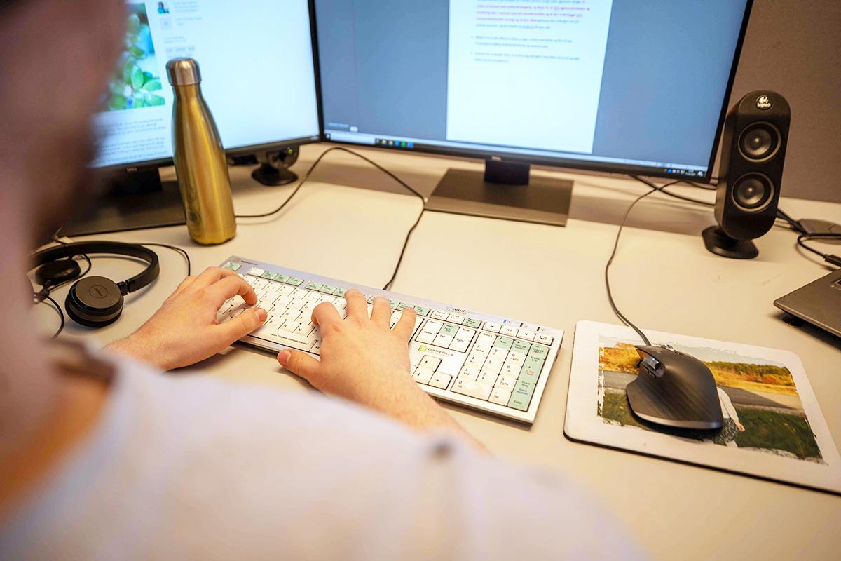 Person foran datamaskin