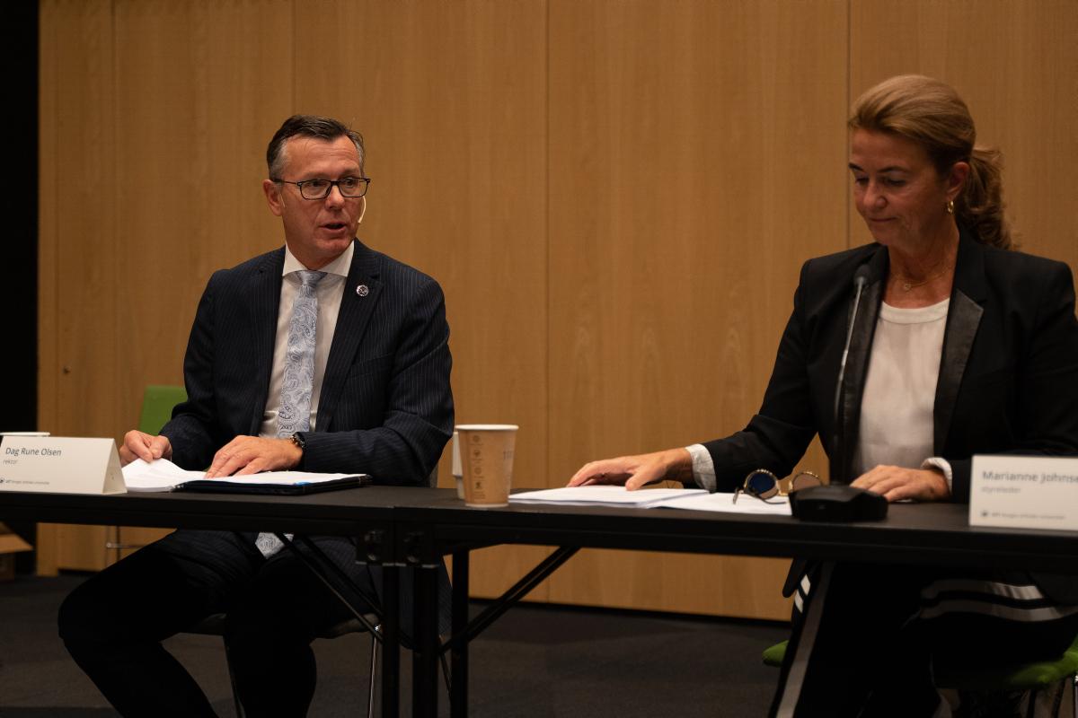 Rektor Dag Rune Olsen og styreleder Marianne Elisabeth Johnsen fra et tidligere styremøte. 