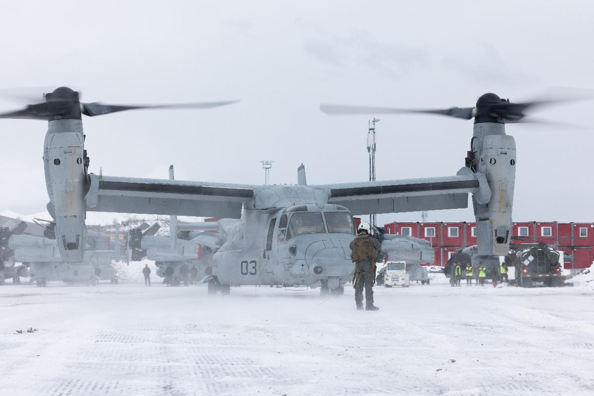 MONTERTE: Flere s&aring;kalte tiltrotorfly av denne typen, Osprey kom til Nord-Norge med utstyret til US Marines som skal &oslash;ve under Cold Response. (Foto:Tiril Haslestad / Forsvaret)