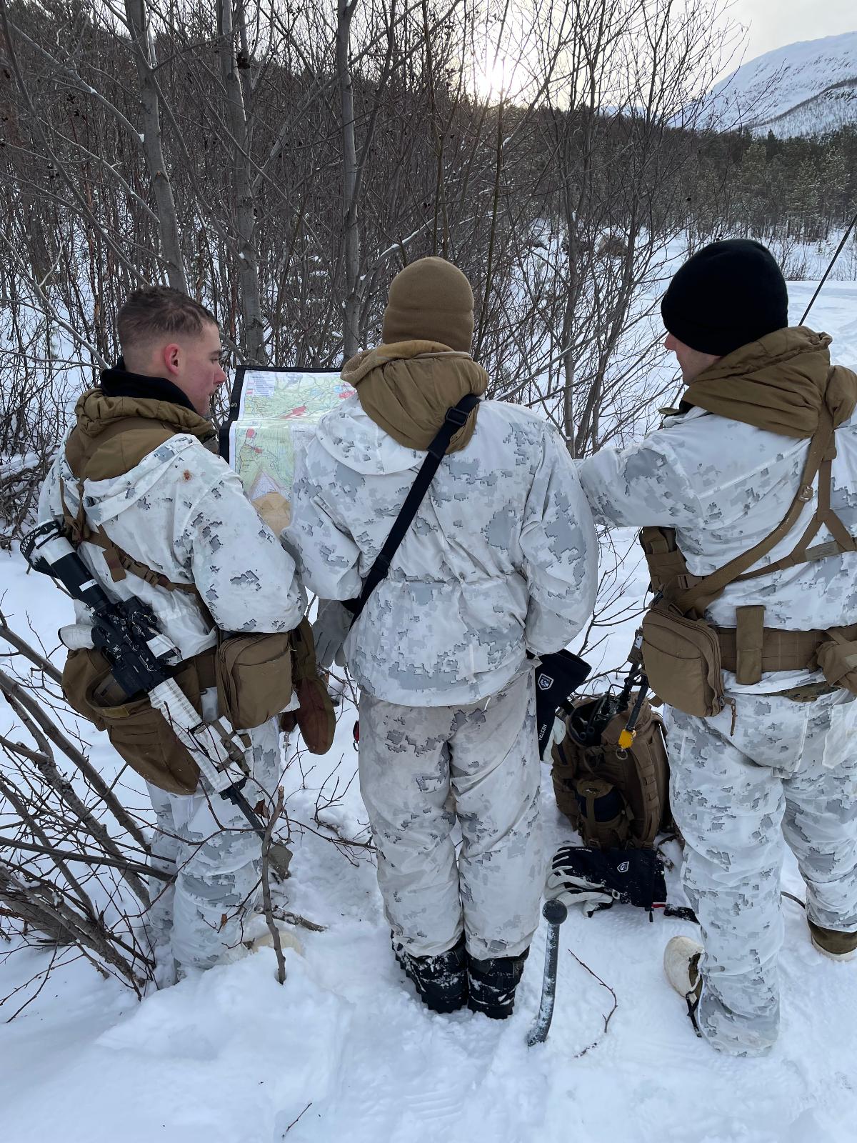 HVOR? Soldatene studerer kartet ute i felt. (Foto: Forsvaret)