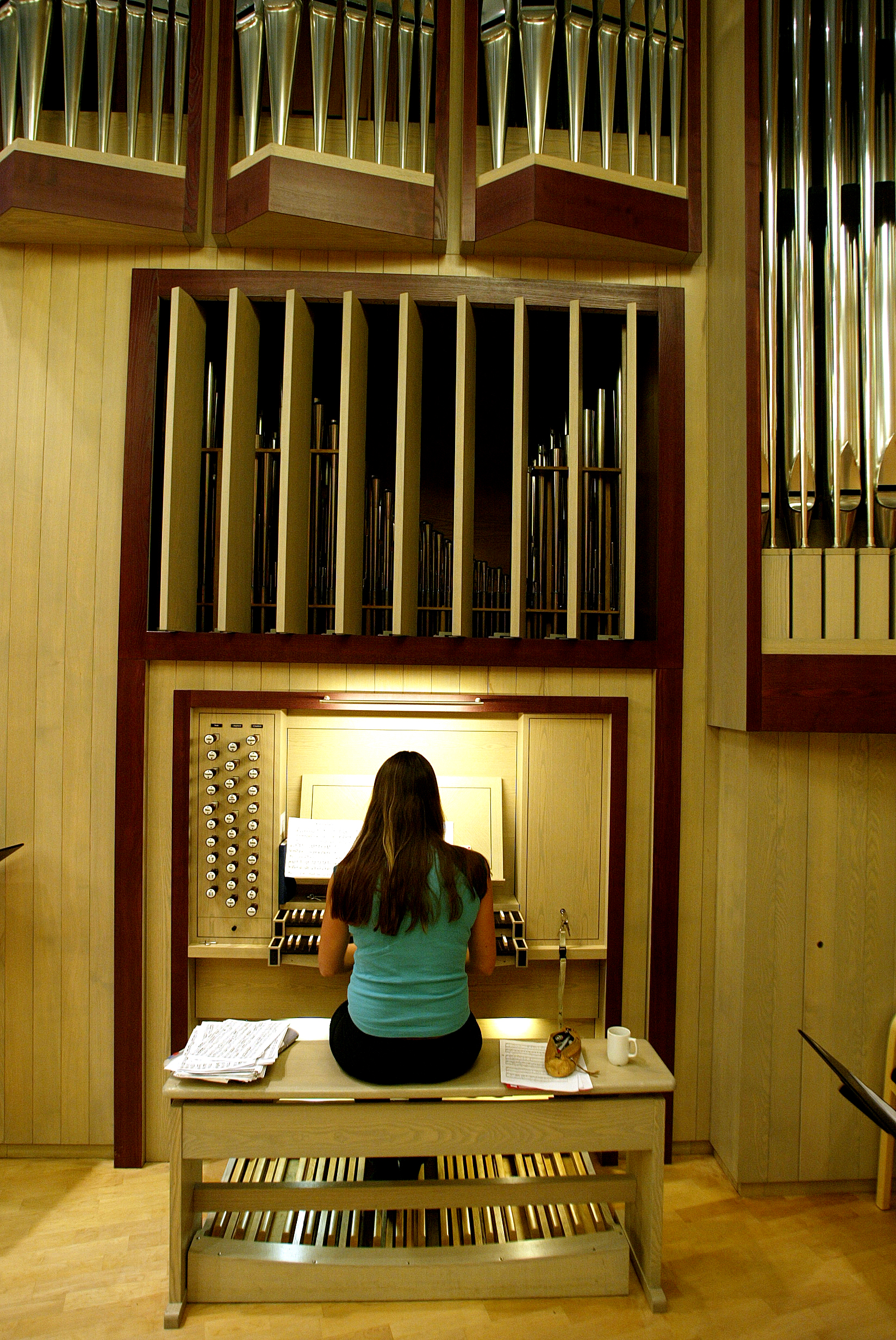 Bilde av student som spiller orgel