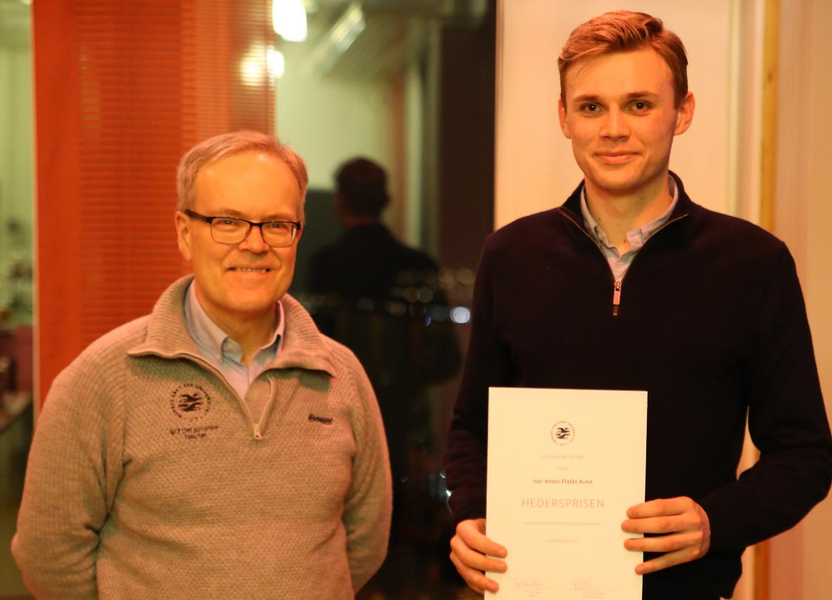 Tore Henriksen og Iver Flat&aring;s Aune ved siden av hverandre, i hendende holder Iver hedersprisdiplomet.