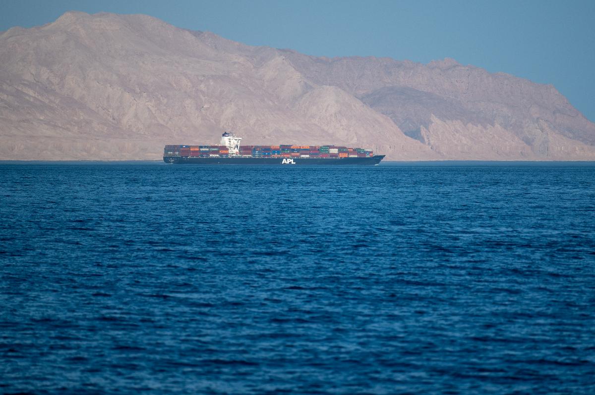 Bildet viser et kjempestort kontainerskip som går langs den iranske kystlinjen nær Hormuzstredet.