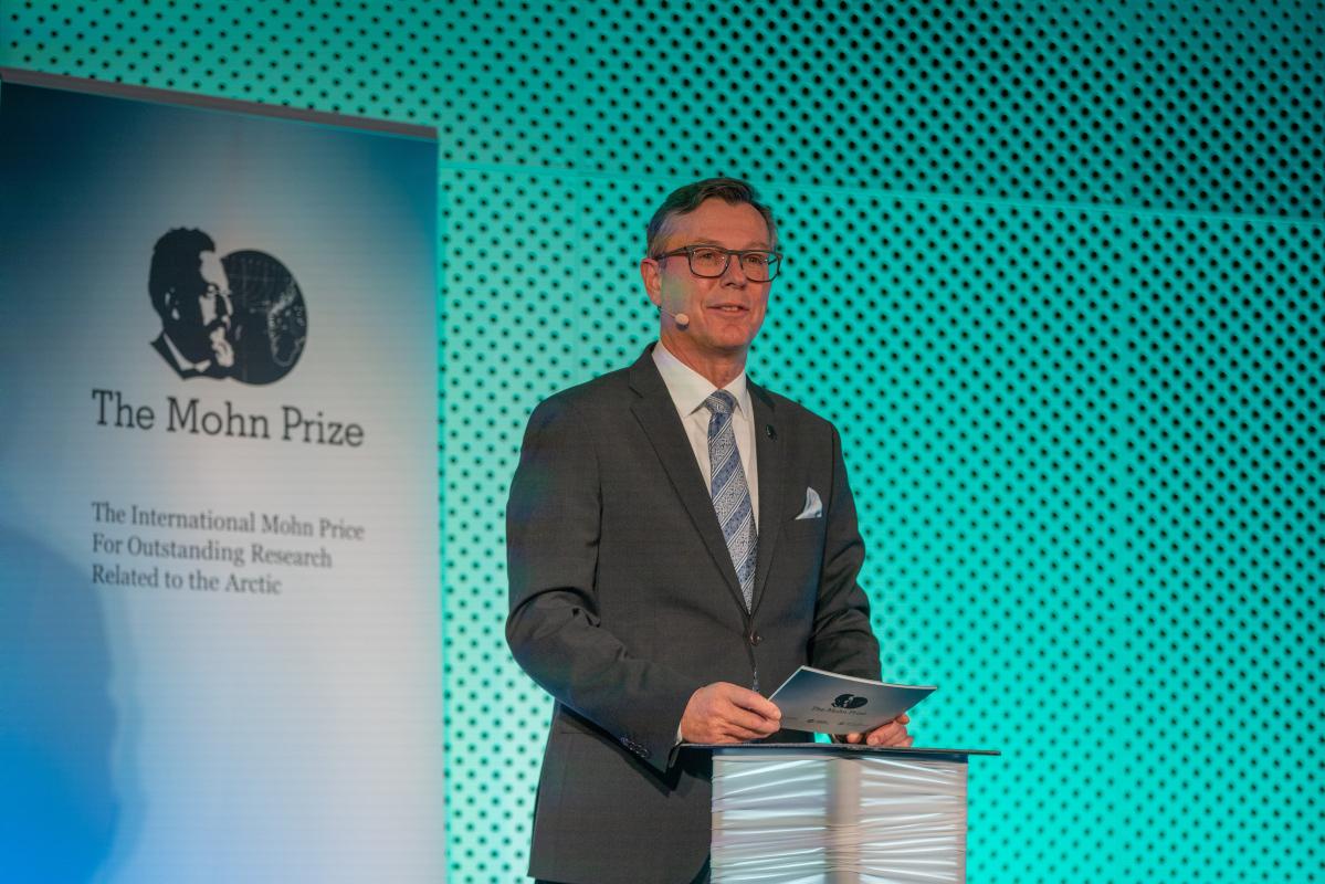 Rektor Dag Rune Olsen under kunngj&oslash;ringen av hvem som f&aring;r &aring;rets Mohnpris i fjor h&oslash;st. 