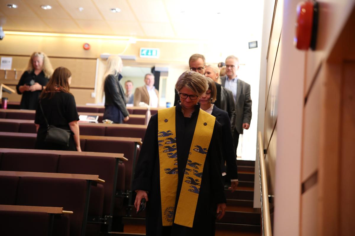 I prosesjonen g&aring;r et utvalg av doktorene ved UiT i rekke og rad inn i lokalet hvor disputasen avholdes.