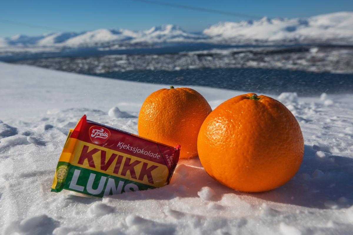 appelsiner og kvikk lunsj i snø og sol
