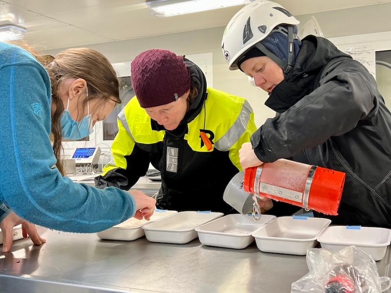 Janne Søreide (UNIS), Elisabeth Halvorsen (UiT) og Anette Wold (NP) jobber sammen på tvers av institusjoner i prosjektet Arven etter Nansen. Sammen studerer de nærmere små, svevende dyreplankton som hoppekreps og krill.