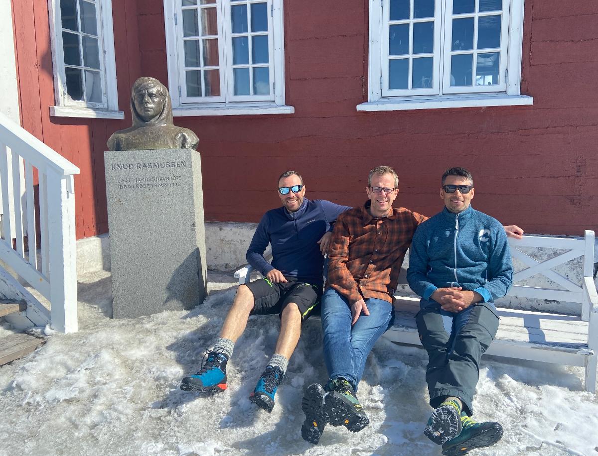 Ronny Finsås, Harald Dag Jølle og Kunuk Lennert sammen med den store polarforskeren Knud Rasmussen – eller Kunuunnguaq – som grønlenderne kaller ham. Det kan best oversettes med «Knud den søte» forklarer Kunuk.