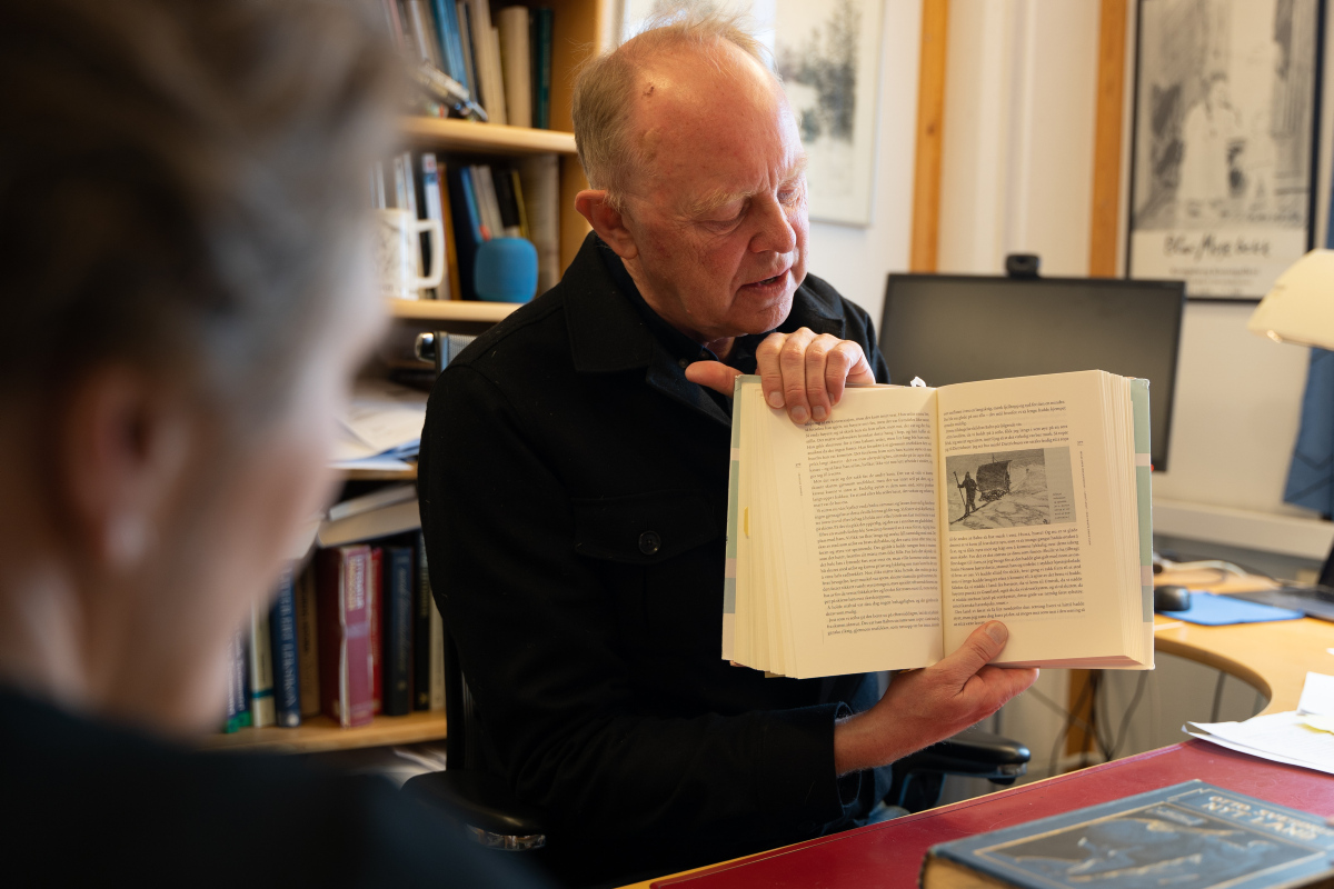 Henning Howlid W&aelig;rp med boka P&aring; ski over Gr&oslash;nland.