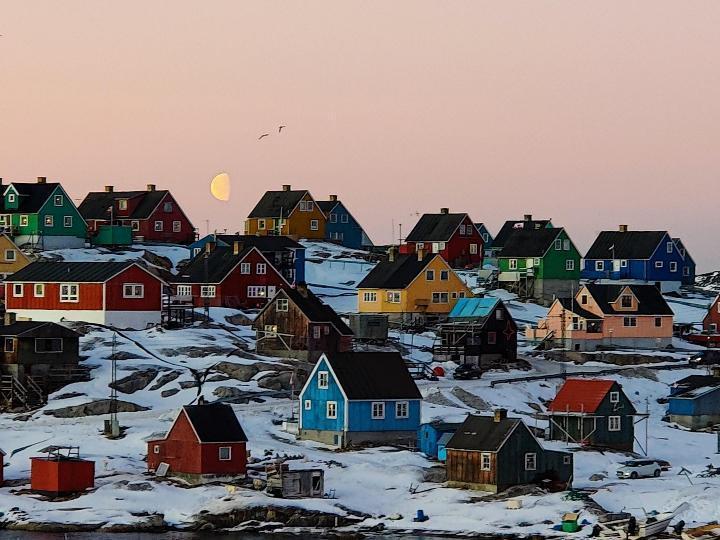 Bilde av bebyggelse på Grønland ved solnedgang