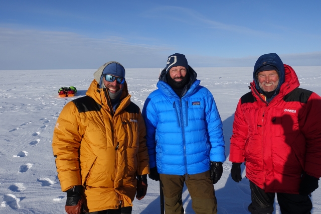 Brede smil etter 253 kilometer. Kronprins Haakon sammen med Ronny Finsås (t.v.) og Vegard Ulvang. Foto: Harald Dag Jølle/UiT