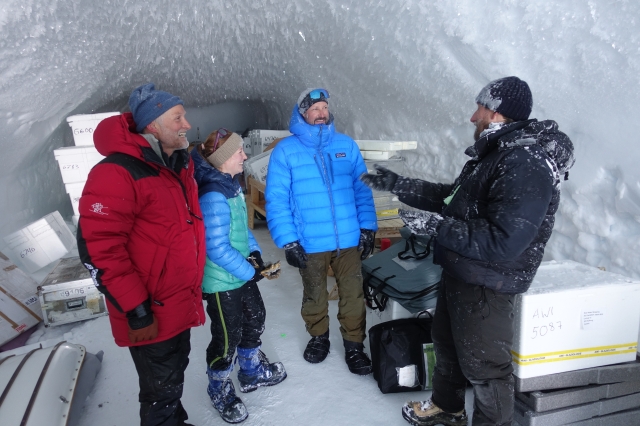 Inne i isen. Hans Christian Steen-Larsen og Chantal Zeppenfeld forklarer kronprinsen og Vegard hvilke informasjon de kan lese ut av snøprøvene.