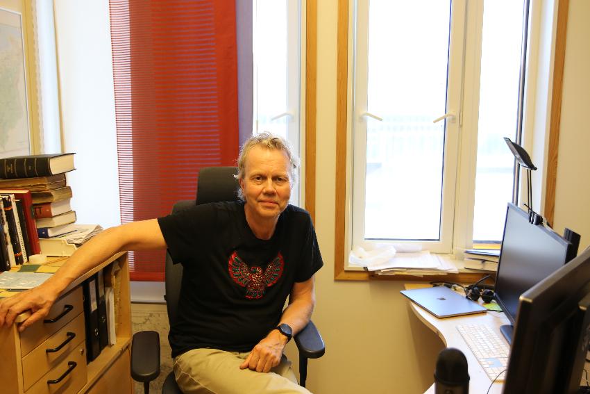Øyvind Ravna poserer for fotografen på kontorstolen sin. 