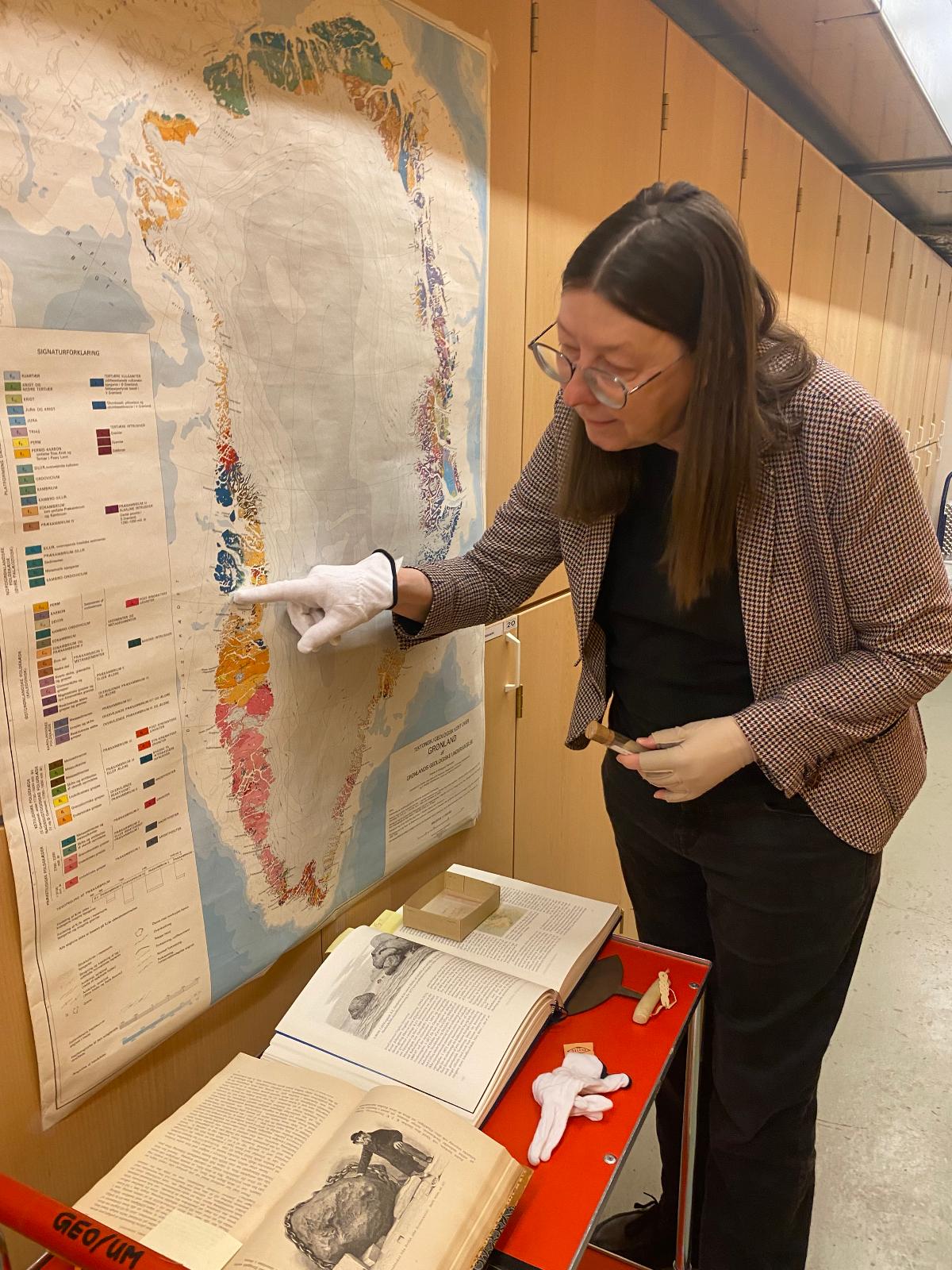 Elsebeth Thomsen ved Norges arktiske universitetsmuseums viser hvor på Grønland jernet ble hentet ut.