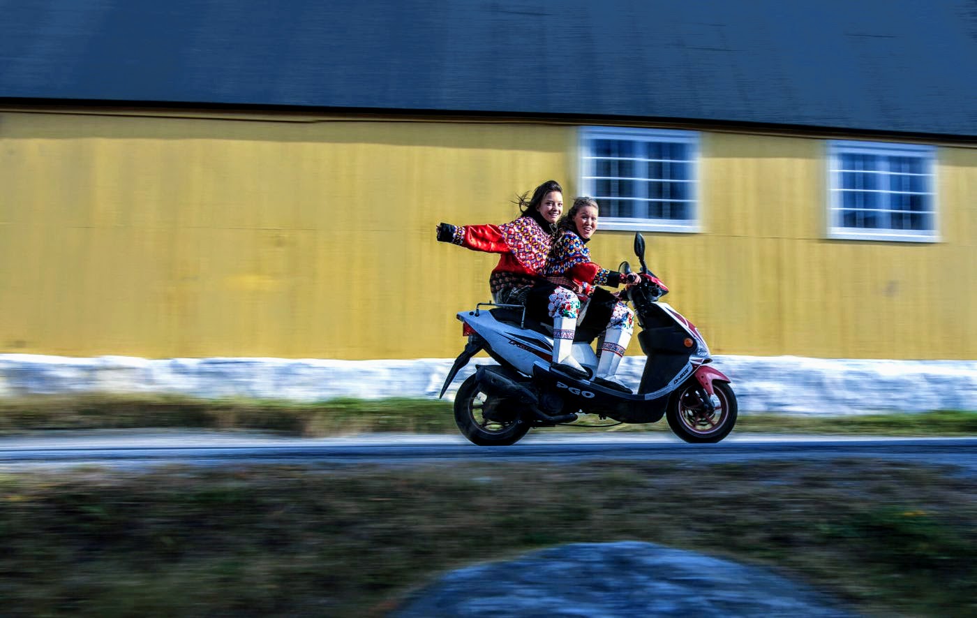 To unge mennesker på moped