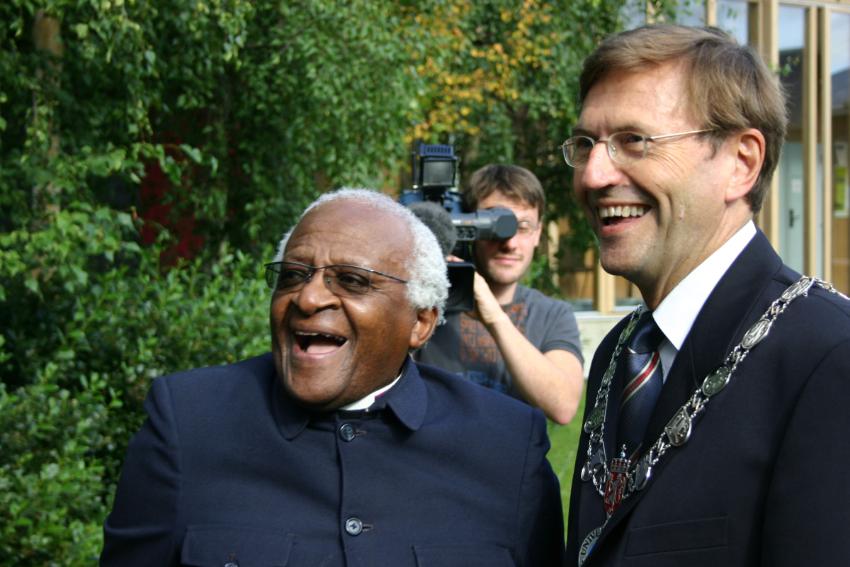 Jarle Aarbakke (t.h.) sammen med æresdoktor Desmond Tutu under avdukingen av bysten av Mahatma Gandhi på UiT i september 2004. 