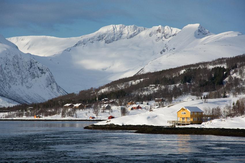 Bilde av et vinterlandskap i Troms, snøkledde fjell og hele pakka. 