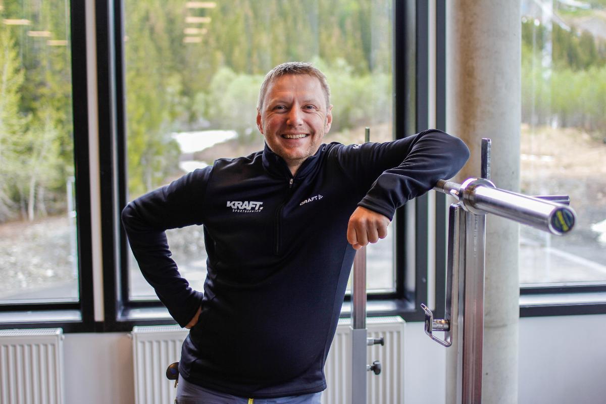 Mann smiler til fotografen i treningssenter