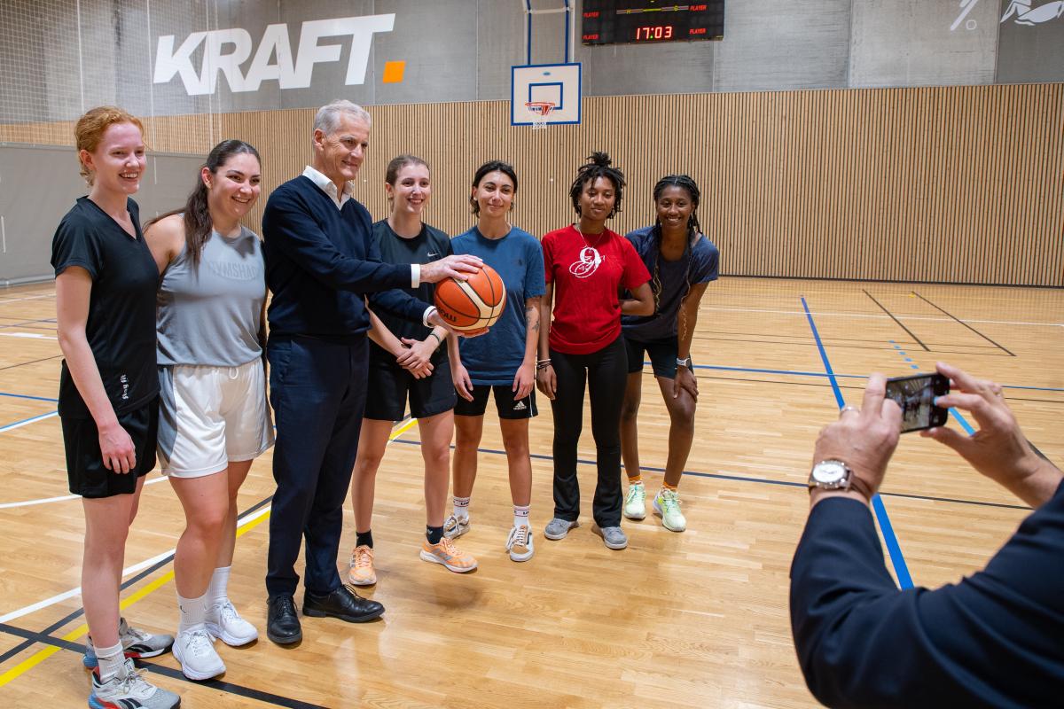 Statsminister St&oslash;re tek bilete saman med studentar p&aring; Kraft sportssenter.