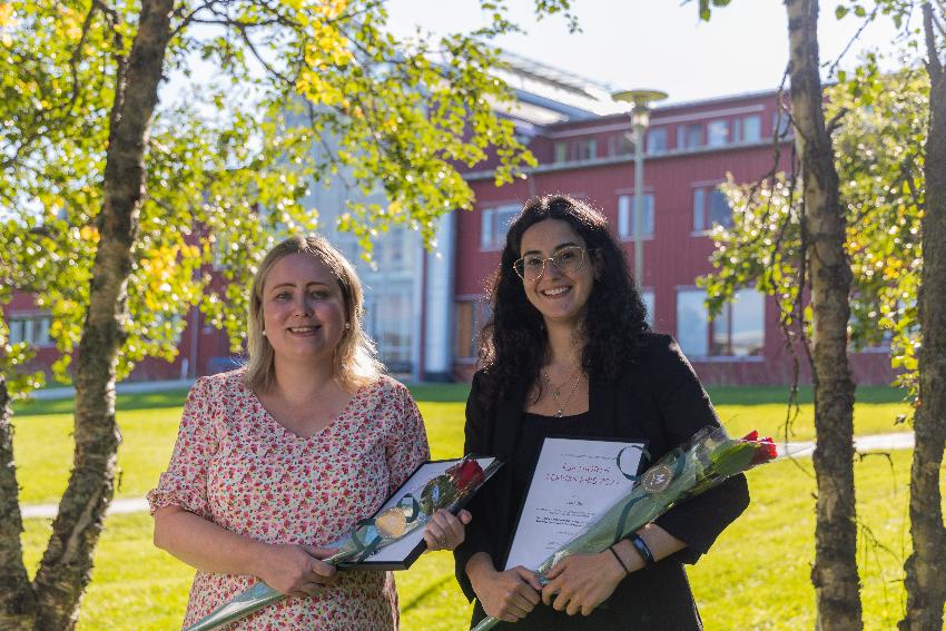 Sigrid Gabrielsen og Sara Toffanin viser fram priser de har vunnet i parken ved UiT
