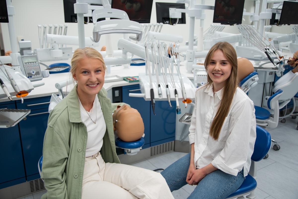 Fornøyde tannlegestudenter i ny simuleringsklinikk: Mathilde Solvang og Sofie Marlen Mathisen 