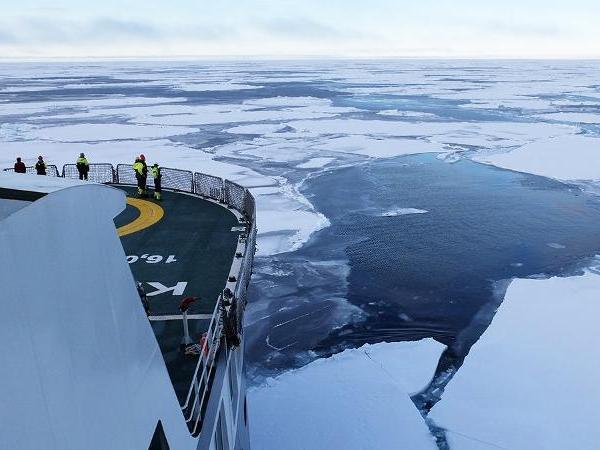 FF Kronprins Haakon på tokt nord for Svalbard.
