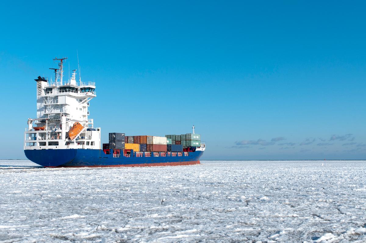 Bilde av et kontainerskip som har kjørt seg fast i isen. 