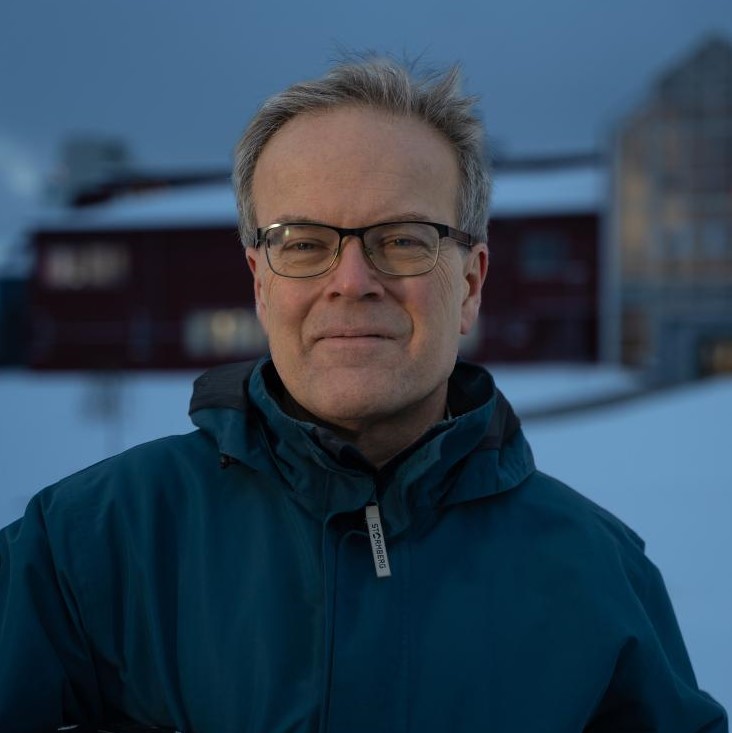 Bilde av Tore Henriksen i profil, han har på seg briller og det er vinter.