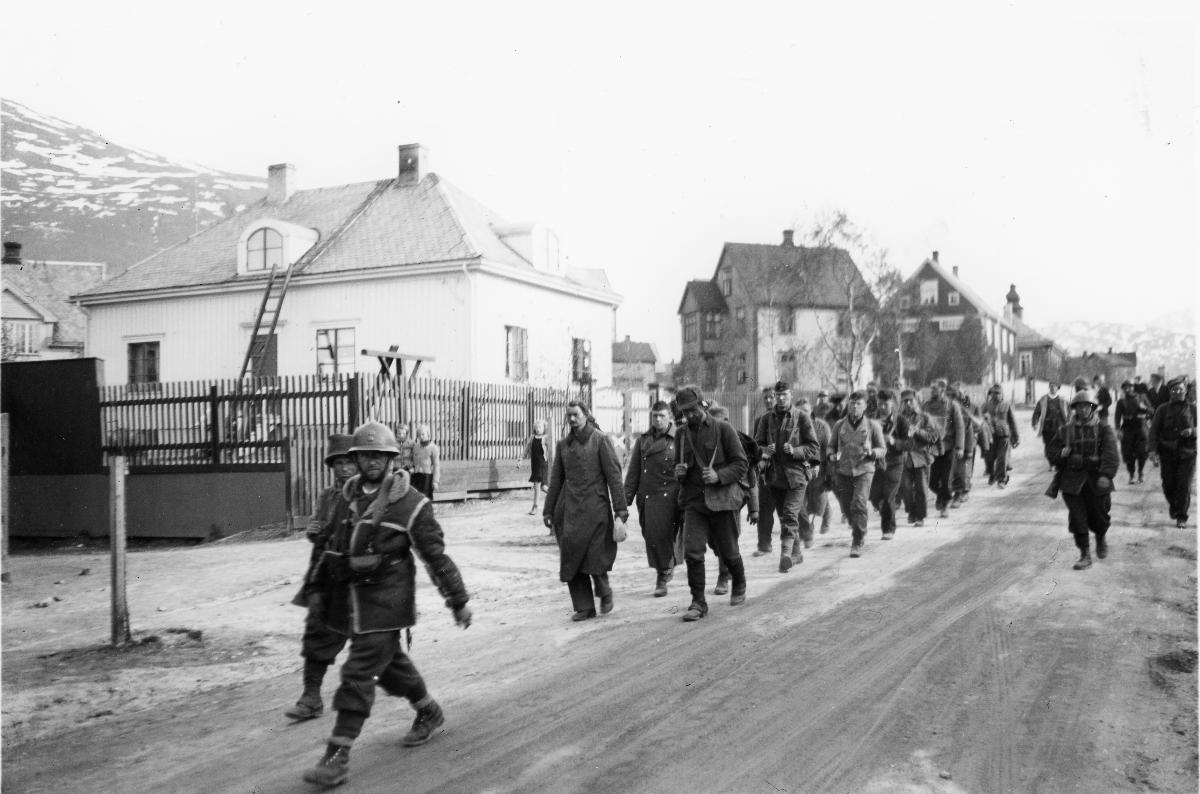 Soldater som går gjennom gate i Narvik