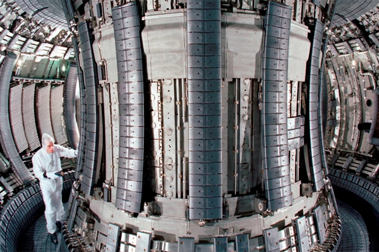 Innsiden av verdens største fusjonseksperiment Joint European Torus i England. Plasmaet sperres inne av sterke magnetfelt inni et smultringformet kammer.