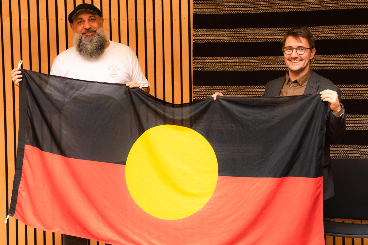 aboriginer gir flagg til leder ved sesam Torjer Olsen