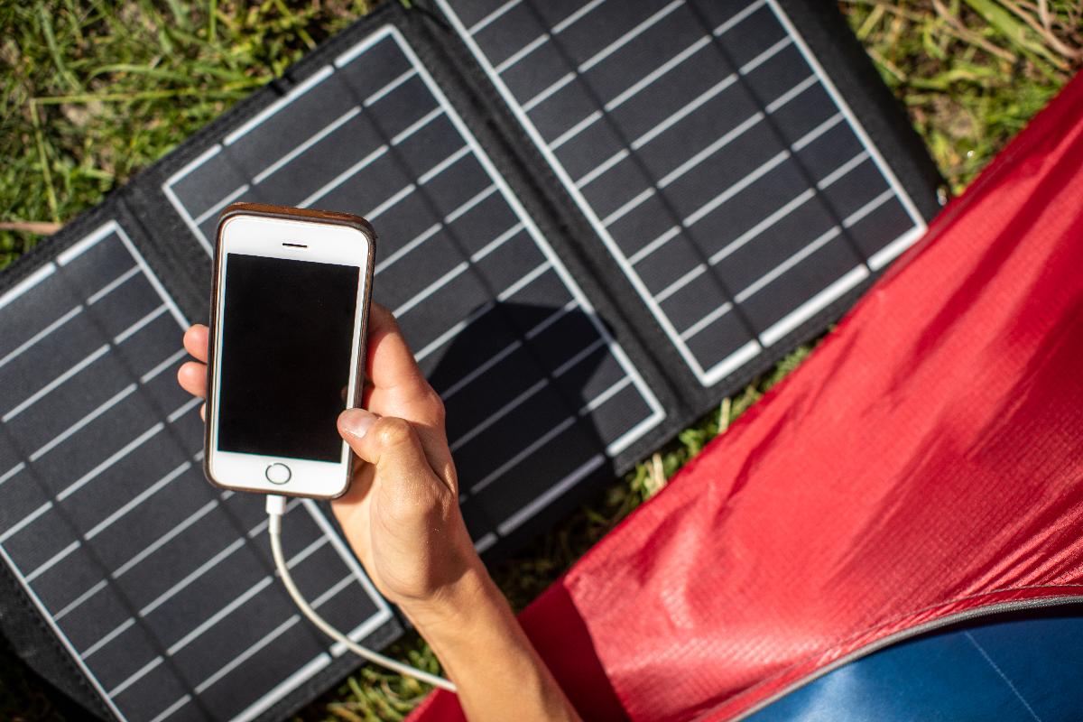 Mobiltelefon lades med et solcellepanel