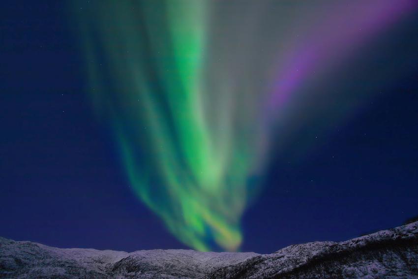 nordlys over fjell 