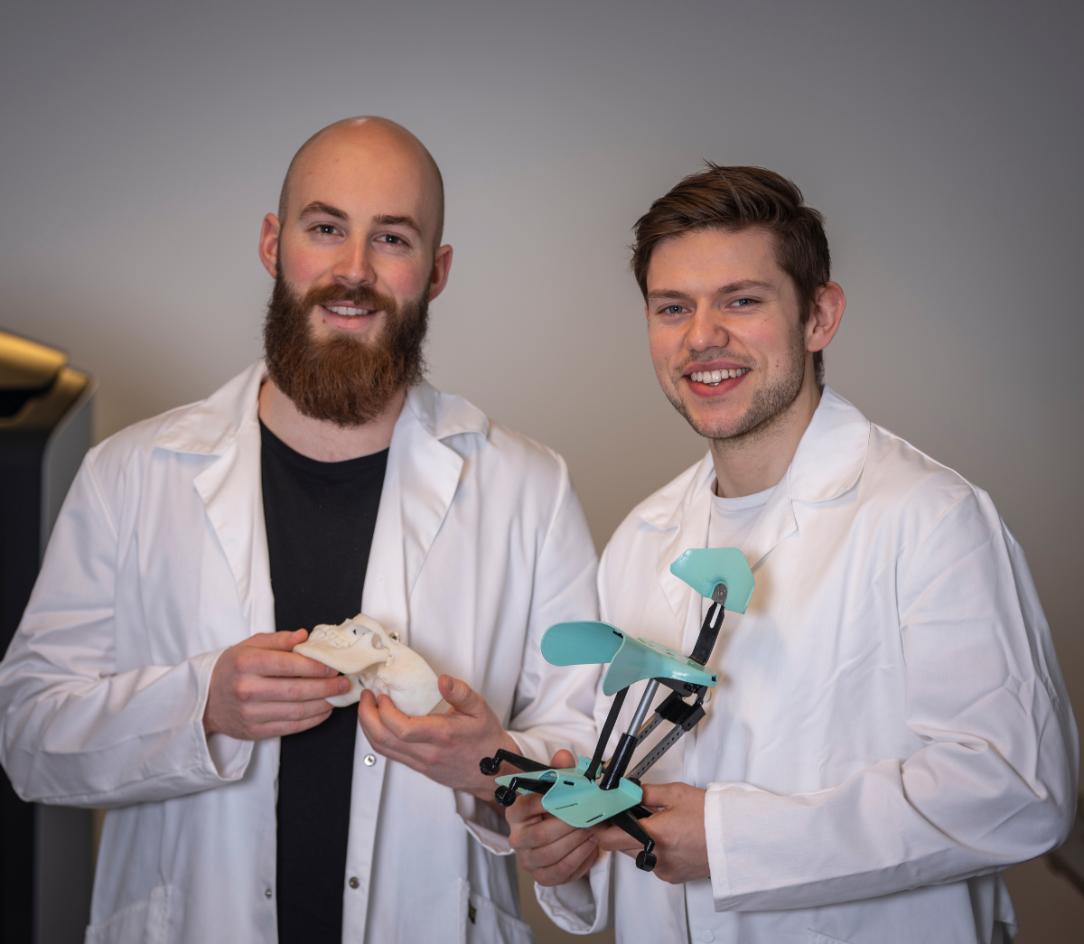 To forskere holder medisinsk instrument