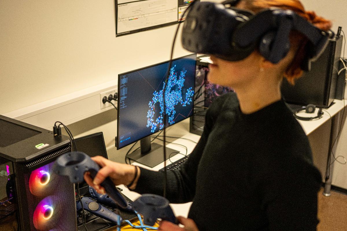 Student bruker VR-briller for å studere molekyler. 